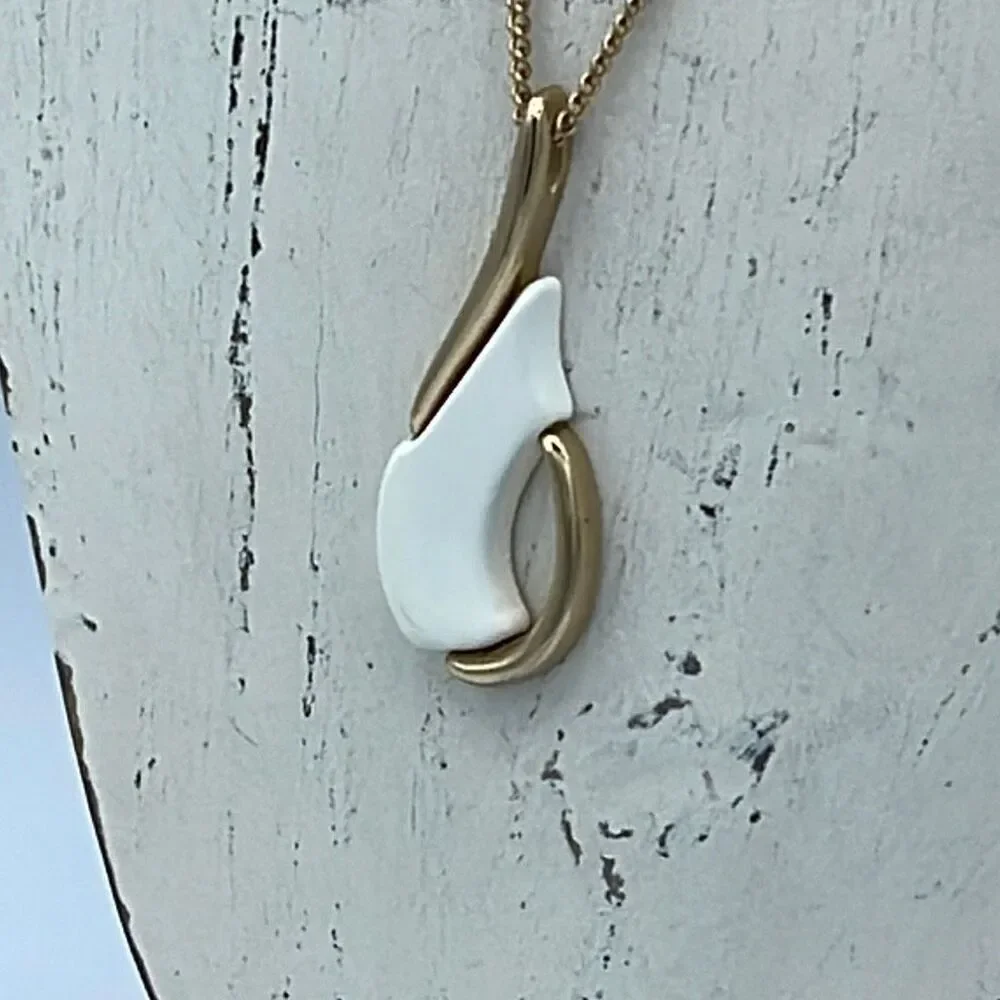 Vintage Sarah Coventry teardrop necklace.